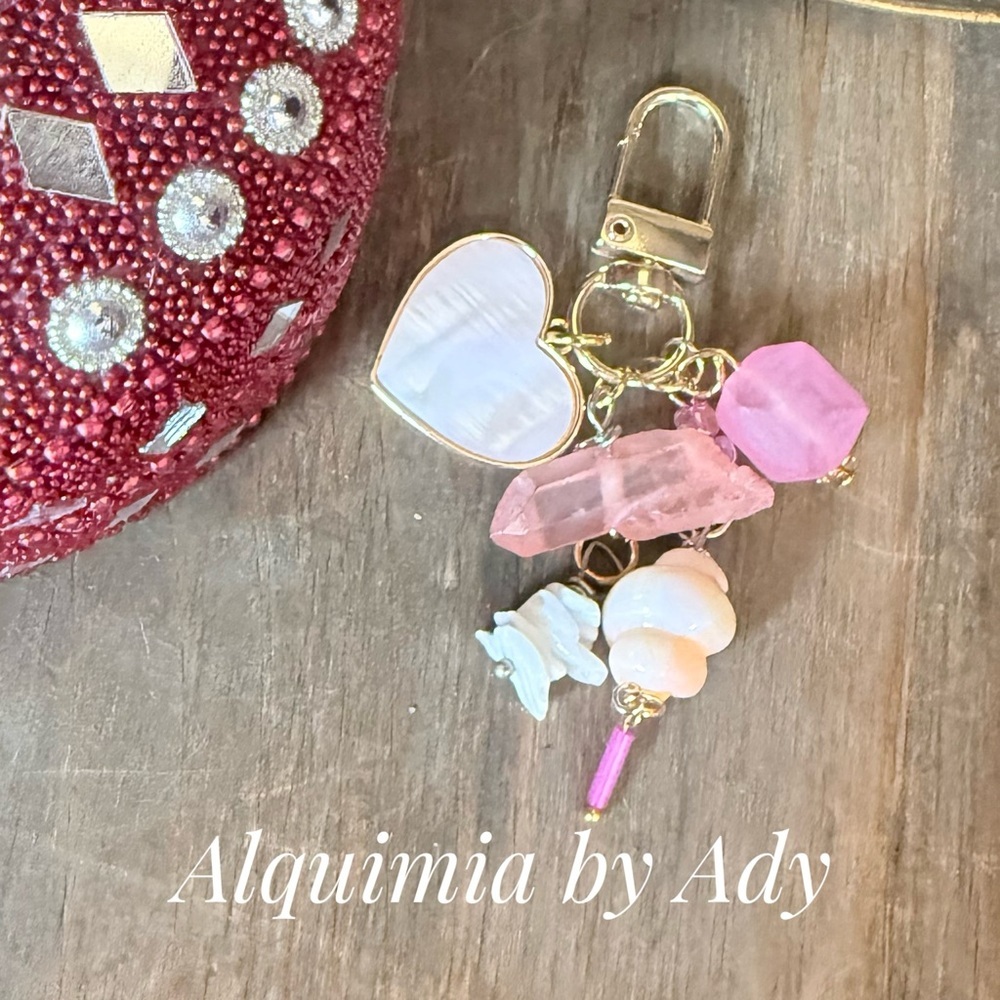 Alquimia Gold Hardware Pink and White Shell & Heart Charm Keyring